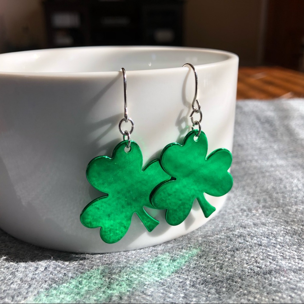 Shamrock earrings! 😎☘️